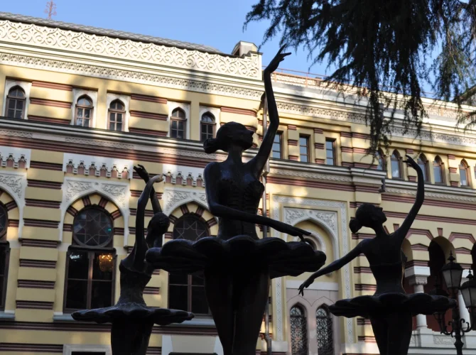 Браво, Тбилиси! Драма о театральной жизни города в 13 действиях